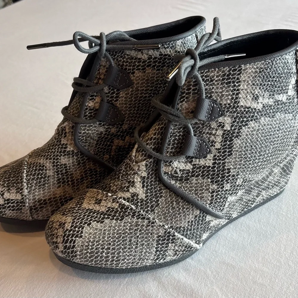 TOMS Women’s Desert Wedge Booties 8 Snakeskin Print‎ Lace Up Ankle Boots Heels